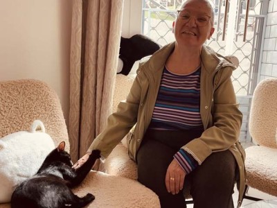 “El salón de mi casa”, Euskadiko lehen cat cafe-a, bisitatu dugu Gure bizilagunetako bat