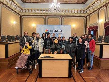Nuestra compañera Igone Aguirrebeña lanza el txupinazo de Bergara para visibilizar a las mujeres cuidadoras Recepción municipal a representantes de las mujeres cuidadoras