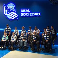 Grupo de residentes y familiares de la Residencia San Martín de Oñate, en el Reale Arena