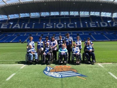 Grupo de residentes y familiares de la Residencia San Martín de Oñate, en el césped del Reale Arena