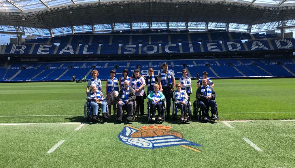 Oñatiko San Martin egoitzako egoiliar eta senideen taldea, Reale Arenan (Argazkia: Futbolari Beteranoen Elkarteen Espainiako Federazioa)