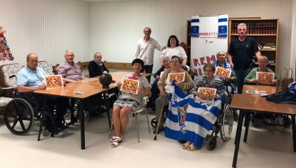 Finaliza la edición 2023 del Taller de Reminiscencia y Fútbol de la Residencia San Martín Las personas mayores participantes en el Taller, con Michel Loinaz y Alberto Górriz