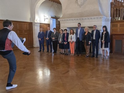 El acto de apertura del 125 aniversario deja patente nuestro compromiso con las instituciones y la sociedad vasca Un dantzari baila el aurresku de honor frente a los representantes institucionales y de las dos entidades organizadoras del acto