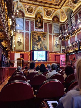 Deustuko Unibertsitateko paraninfoa, hizlarietako birekin eta entzuleekin