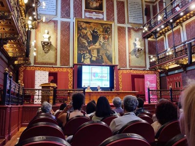 Vista del paraninfo de la Universidad de Deusto, con dos de los ponentes y el público asistente