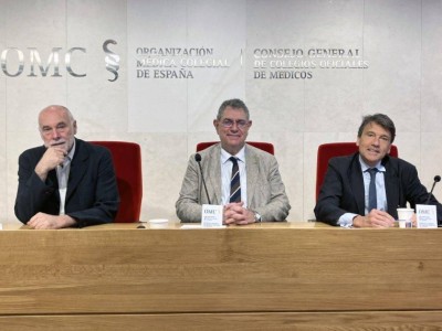 De izquierda a derecha, Víctor Pérez Solá, Manuel Martín Carrasco y Celso Arango López, presentando el Libro Blanco de la Psiquiatría