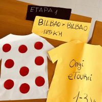 Txurdinagabarri Egoitza, Tourrarekin Maillots y carteles del Tour hechos con cartulina en la Residencia de mayores Txurdinagabarri