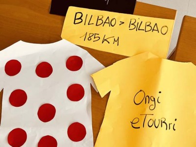 Txurdinagabarri Egoitza, Tourrarekin Maillots y carteles del Tour hechos con cartulina en la Residencia de mayores Txurdinagabarri