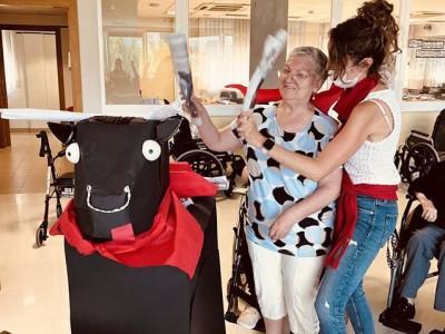 Aurten ere Sanferminak ospatzen ditugu San Fermín en la Residencia de mayores Txurdinagabarri