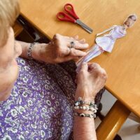 “Barbiek” panpinen mundura garamatza “Barbiek” panpinen mundura garamatza