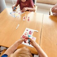 “Barbiek” panpinen mundura garamatza “Barbiek” panpinen mundura garamatza