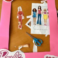 “Barbiek” panpinen mundura garamatza “Barbiek” panpinen mundura garamatza