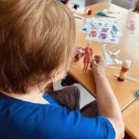 “Barbiek” panpinen mundura garamatza “Barbiek” panpinen mundura garamatza