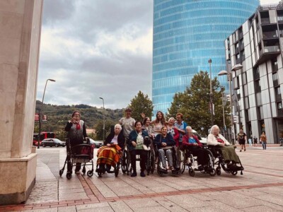 Bilbo erdialdean paseoan El grupo de residentes de Txurdinagabarri