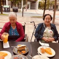 Bilbo erdialdean paseoan Bilbo erdialdean paseoan