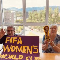 Emakumezkoen futbolari buruz hizketan Celebrando el Mundial femenino en la Residencia Txurdinagabarri
