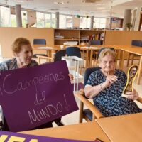 Emakumezkoen futbolari buruz hizketan Celebrando el Mundial femenino en la Residencia Txurdinagabarri