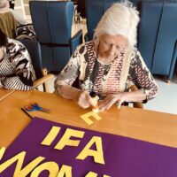 Emakumezkoen futbolari buruz hizketan Celebrando el Mundial femenino en la Residencia Txurdinagabarri