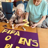 Emakumezkoen futbolari buruz hizketan Celebrando el Mundial femenino en la Residencia Txurdinagabarri
