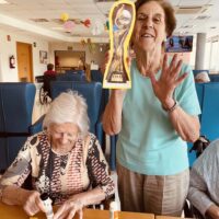 Emakumezkoen futbolari buruz hizketan Celebrando el Mundial femenino en la Residencia Txurdinagabarri