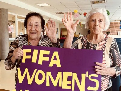 Emakumezkoen futbolari buruz hizketan Celebrando el Mundial femenino en la Residencia Txurdinagabarri