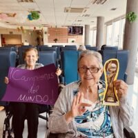 Emakumezkoen futbolari buruz hizketan Celebrando el Mundial femenino en la Residencia Txurdinagabarri
