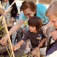 Edozein adinetan jolasteneta ikasten NUestras residentes enseñan el huerto de Txurdinagabarri a Alan
