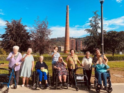 Visitamos el nuevo lago del Parque Etxebarria de Bilbao Un grupo de residentes de la Residencia de mayores Txurdinagabarri de Bilbao, en el Parque Etxebarria
