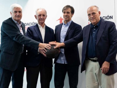 La FEAFV y la Fundación LaLiga impulsan los talleres de reminiscencia basada en el fútbol Los participantes en la presentación del proyecto, con sus manos sobre un balón antiguo