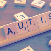 La palabra "autismo" en inglés, en un tablero del juego Scrabble