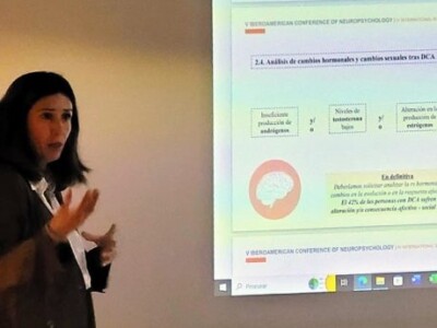 Hablamos de afectividad y sexualidad tras el daño cerebral adquirido en el V Congreso Iberoamericano de Neuropsicología Ainhoa Espinosa, durante su ponencia