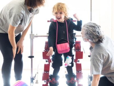 Uso del exoesqueleto Atlas 2030 en niños y niñas con parálisis cerebral infantil Las terapeutas Irma García y Nerea Meabe ayudan a Danele, de 4 años, a caminar con el exoesqueleto