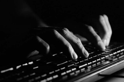 Unas manos sobre el teclado de un ordenador
