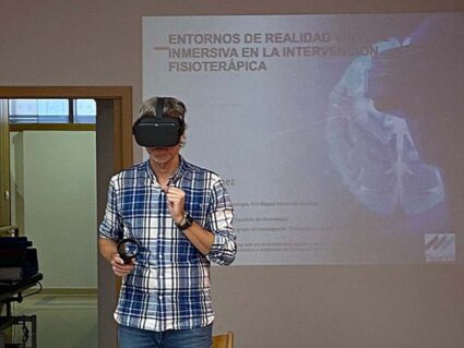 Seminario sobre tratamiento del equilibrio y el control motor para fisioterapeutas de Aita Menni Un hombre con unas gafas de realidad virtual