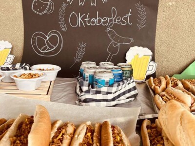 Munich Txurdinagabarri Egoitzan Bocadillos de salchicha delate de un cartel en el que se lee Oktoberfest