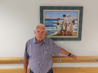 Nuestro residente Santos Romera expone óleos en Txurdinagabarri Santos Romera posa delante de su reproducción de