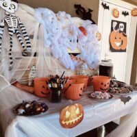 Semana de Halloween en Txurdinagabarri Una mesa con adornos relacionados con la fiesta de Halloween