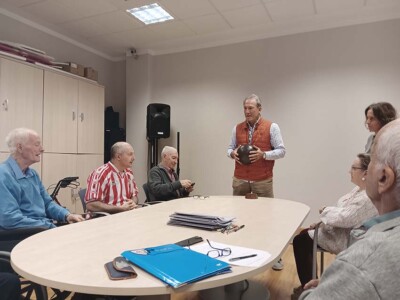 "Goiko", Txurdinagabarriko Erreminiszentzia eta Futbol Tailerreko protagonista Andoni Goikoetxea habla a varias personas mayores sentadas en torno a una mesa