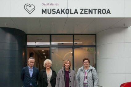 La Diputación y Hermanas Hospitalarias Aita Menni abren en Arrasate Musakola Zentroa De izquierda a derecha, Mikel Tellaeche, las diputadas forales Maite Peña y Eider Mendoza, y la Superiora de Hermanas Hospitalarias Aita Menni, Sor Isabel Martínez