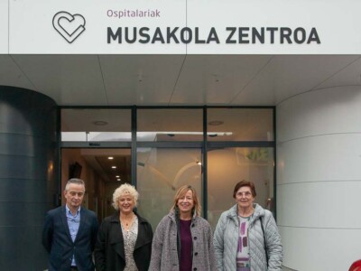 La Diputación y Hermanas Hospitalarias Aita Menni abren en Arrasate Musakola Zentroa De izquierda a derecha, Mikel Tellaeche, las diputadas forales Maite Peña y Eider Mendoza, y la Superiora de Hermanas Hospitalarias Aita Menni, Sor Isabel Martínez