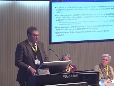 El doctor Manuel Martín, hablando ante un atril