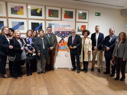 12 laguneko talde bat, jardunaldiko kartelaren alboan