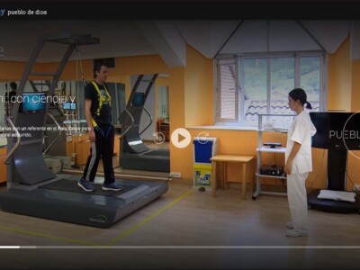 "Aita Menni: con ciencia y corazón", en TVE Fotograma del programa: un hombre camina sobre una conta de rehabilitación de marcha, frente a una terapeuta de Aita Menni