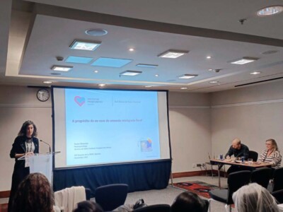 Presentamos un caso de amnesia retrógrada focal ante la Sociedad Española de Neurorrehabilitación Naiara Mimentza habla desde un atril a un grupo de personas en una sala
