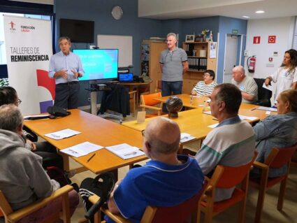 Arconada y Loinaz, en el Taller de Reminiscencia y Fútbol del Centro de Día de Daño Cerebral Aita Menni de San Sebastián