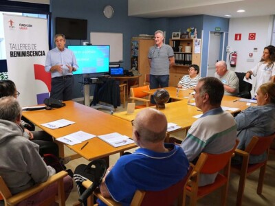 Arconada y Loinaz, en el Taller de Reminiscencia y Fútbol del Centro de Día de Daño Cerebral Aita Menni de San Sebastián