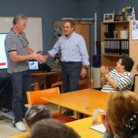 Loinaz, Arconada y "Bixio" Gorriz, con participantes en el Taller de Reminiscencia y Fútbol del Centro de Día de Daño Cerebral Aita Menni de San Sebastián (Fotos: FEAFV)