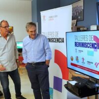 Luis Miguel Arconada y "Bixio" Gorriz, en el Taller de Reminiscencia y Fútbol del Centro de Día de Daño Cerebral Aita Menni de San Sebastián