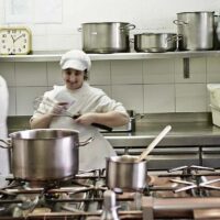 Adimen-desgaitasuna duten bi emakume, sukaldean lanean