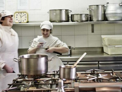 Mugako gaitasun intelektuala, ahaztuena Adimen-desgaitasuna duten bi emakume, sukaldean lanean